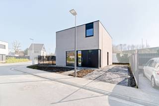 Ben je op zoek naar een moderne nieuwbouwwoning nabij Kortrijk die snel beschikbaar is? Het kan! Deze stijlvolle, vrijstaande woning in Marke...