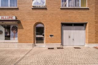 Handelsruimte of zeer grote woning met potentieel (300m²) met eventueel <strong>handelsruimte</strong> <br /><span>Indeling:</span> <br />gelijkvloers: handelsruimte met apart toilet, keuken, technische ruimte, toegang tot de kelder en <strong>garage</strong>.<br />Kelder: voorraadkelder, cv-plaats, bergingt, stookolietank-opslag- kelder<br />1ste verdieping: ruime living met zithoek en keuken, voorraadberging, badkamer, grote slaapkamer en kleine kamer momentel als dressing in gebruik. Terras.<br />2de verdieping: grote slaapkamer, 2de slaapkamer of woonruimte, keuken en badkamer met toilet <br />Er is een afzonderlijke ingang naar het bovengelegen woongedeelte/<strong>appartement</strong>.<br />De elektriciteit is niet conform, het epc is E klasse en er is renovatieverplichting. Cv-stookolie. Aardgasaansluiting reeds aanwezig. <br /><strong><span>Het gebouw is bestemd als handelshuis en kan -mits bestemmingswijziging- worden omgevormd naar gezinswoning.</span></strong><br />School, bushalte, buurtwinkels en station bevinden zich op wandelafstand, wat het dagelijkse leven extra gemakkelijk maakt.