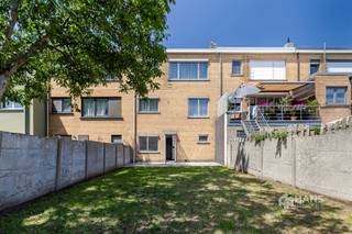 <p><span>Te renoveren bel-etage (176 m²) met 3 slaapkamers en tuin (130m²) in Hoevenen.</span></p><p><span> </span></p><p><span>In de Olmenlaan woon je in een rustige woonwijk tussen de dorpscentra van Stabroek en Kapellen, wat zorgt voor een ruim aanbod aan voorzieningen, supermarkten en scholen. Ook geniet je hier van een vlotte verbinding tot de A12 en het havengebied. Verderop is er een speeltuintje, waar kinderen naar hartelust kunnen spelen. </span></p><p><span> </span></p><p><span>De woning is te renoveren, maar beschikt over een solide basis en een praktische indeling met tal van mogelijkheden. De ramen aan de achterzijde zijn bovendien reeds uitgerust met elektrische rolluiken.</span></p><p><span>Je komt binnen in de inkom- en traphal met achteraan een praktische berging/vestiairekast. Links bevindt zich de ruime garage van 22 m². Achteraan op het gelijkvloers vind je nog een berging/wasplaats (5 m²) en een bijkeuken van 13 m². Van hieruit heb je toegang tot de onderhoudsvriendelijke, zuidwest-gerichte tuin van 126 m², waar je volop van de namiddag- en avondzon kan genieten.</span></p><p><span>Op de eerste verdieping is er op de hal een apart gastentoilet te vinden. De lichtrijke leefruimte heeft een mooie oppervlakte van 37 m² en achteraan aansluitend ligt de aparte keuken van 6 m², voorzien van een basisuitrusting.</span></p><p><span>De bovenverdieping omvat drie slaapkamers van respectievelijk 7 m², 16 m² en 17 m². De badkamer van 6 m² is uitgerust met een ligbad, douchecabine, lavabo en toilet.</span></p><p><span>Ben je op zoek naar een ruime woning die je volledig naar eigen smaak kan renoveren? Mis deze kans niet! Bewoonbare opp. 176 m² – ref.: bruto vloeropp. Voor meer info of een gratis schatting surf naar </span><span><span>www.hansimmo.be</span></span></p><p><span> </span></p>