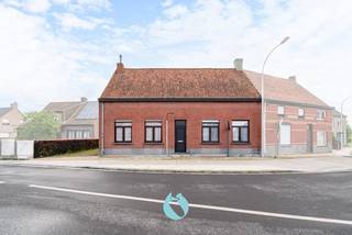 Deze woning is gelegen op een perceel van 935 m² en geniet een centrale ligging tussen de dorpskernen van Sleidinge en Waarschoot, alsook tot de N9...