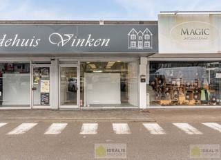 <strong>ZEER CENTRAAL GELEGEN HANDELSRUIMTE TE PELT (NEERPELT) MET PARKING VOOR DE DEUR! Deze handelsruimte met een oppervlakte van ca.90m² gelegen te Kempenplein in Pelt (Neerpelt) is uiterst geschikt als winkel of kantoorruimte en gelegen op een toplocatie.<br /><br />EXTRA TROEVEN: </strong><br />- Handelspand met meerdere mogelijkheden<br />- Gegeerde locatie op het kempenplein<br /><br /><strong>EPC: </strong>Label E met certificaatnummer 20260204-0003791351-KNR-1<br /><br /><strong>Stedenbouwkundige Inlichtingen: </strong><br />Bouwvergunning - Woongebied - Geen dagvaarding - Voorkooprecht – Geen verkavelingsvergunning<br /><br /><strong>O-peil: </strong>Niet overstromingsgevoelig<br /><br /><strong>Benieuwd naar deze kantoorruimte?<br />Wenst U advies omtrent uw eigen woning? Graag plannen wij vrijblijvend met U een afspraak in om onze expertise met U te delen, steeds tot Uw dienst!<br />Neem contact op met IDEALIS VASTGOED op 011/515 565 of mail naar info@idealisvastgoed.be!</strong><br />