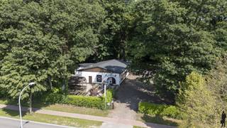 <strong>Unieke, originele clubhuis waarin thans traditiemotorclub 'MC Heracles' is gevestigd; op schitterende locatie in het groen, nabij Retie en Kasterlee. Het gebouw/clubhuis biedt u o.a. een verbruikerszaal, sanitaire ruimte, bergplaats, een zonnenterras en een riante parking. Mooi gelegen nabij centrum Retie en de Nederlandse grens op een riant perceel van ca. 3.000m².</strong><br /><br /><span>Clubhuis / verbruikerszaal</span>:<br /><br />Het clubgebouw bestaat uit een riante serveerruimte (91<span>m²) en een bargedeelte (ca. 20m²). Het clublokaal is thans enorm sfeervol ingericht en ademt traditie. Dit gedeelte kan echter eenvoudig worden omgevormd tot een meer modern lokaal. In het gebouw zijn tevens sanitaire ruimtes aanwezig, alsook bergplaatsen voor stokkage en een technische ruimte. <br /></span><br /><span>Buitengebeuren</span>:<br /><br />In de aangename bostuin rondom het gebouw is het enorm rustig vertoeven. Bovendien biedt de locatie thans ook plaats voor een ruime parking, alsook een terras en legio mogelijkheden hiertoe op eigen terrein.<br /><br /><span>Bijzonderheden</span>:<br />- Momenteel wordt het clublokaal verhuurd: informatie op aanvraag<br />- Er zijn verfraaiingswerken gebeurd eind jaren '90: dak, sanitaire ruimtes, schilderwerken, etc.<br />- Houten kozijnen met dubbel glas + centrale verwarming op stookolie<br />- Uitstekende microligging: nabij centra Retie, Kasterlee, Turnhout<br />- Uitstekende macroligging: nabij de Postel en de Nederlandse grens<br />- Het gebouw is vergund en gelegen in parkgebied (meer info via de gemeente Retie of De Boer &amp; Partners)