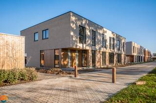 Op een prachtige en rustige locatie in Noorderwijk, vlakbij het centrum, winkels, scholen en openbaar vervoer, bevindt zich deze energiezuinige nieuwbouwwoning (BEN) met 3 slaapkamers. De woning combineert privacy en groen uitzicht met de voordelen van modern wonen volgens de strengste energienorm: Bijna Energie Neutraal (E-peil < 20). Bovendien is er in Diesterpark te Noorderwijk onder bepaalde voorwaarden aankoop aan 6% BTW mogelijk.<br /><br />Deze stijlvolle villa wordt uitgerust met een warmtepomp, vloerverwarming, zonnepanelen, een volledig ingerichte keuken en een moderne badkamer. U heeft nog de mogelijkheid om de afwerking mee te bepalen volgens het lastenboek.<br /><br />Benieuwd hoe het zou zijn om wakker te worden in deze woonst? Neem hier alvast een kijkje in dit wondermooi nieuwbouwproject.<br /><br />We betreden de woning via de inkomhal met gastentoilet en vestiaire. De lichtrijke leefruimte biedt plaats voor een gezellige zithoek en een aparte eetruimte. De open keuken is mooi geïntegreerd en voorzien van kwalitatieve toestellen. Vanuit de leefruimte heeft u toegang tot het ruime terras en de zonnige tuin, waar u in alle rust en privacy kunt genieten. Op het gelijkvloers vindt u tevens een praktische berging. Op de eerste verdieping geeft de nachthal toegang tot drie slaapkamers, een apart toilet en een badkamer uitgerust met dubbele lavabo, inloopdouche en bad. Carport verplicht bij aan te kopen.<br /><br />Dit is een uitstekende opportuniteit als u op zoek bent naar een kwalitatieve nieuwbouw woning met 3 slaapkamers op een centrale locatie. Contacteer ons voor meer informatie op 0474/78 07 73 of neem een kijkje op www.boonstravastgoed.be.<br /><br />Bijzonderheden:<br />- Nieuwbouw<br />- 3 slaapkamers<br />- Rustige ligging