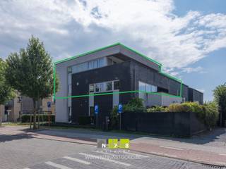 <span><strong>RUIM DUPLEX APPARTEMENT MET 3 SLAAPKAMERS INCLUSIEF PRIVATIEVE AUTOSTANDPLAATS IN HET CENTRUM VAN DILSEN<br /><br /><em>Indien u op zoek bent naar een woning, dan is dit appartement een mooi alternatief! (zelfde bewoonbare oppervlakte, 3 slaapkamers, 2 badkamers...) <br /></em><br /></strong><strong>TROEVEN:<br /></strong>- Ideale ligging nabij het centrum met alle voorzieningen op wandelafstand.<br />- Veel lichtinval door de vele hoge raampartijen.<br />- EPC B: energiezuinig appartement! <br />- 2 badkamers. <br />- 3 ruime terrassen (totaal 72m²).<br />- Zeer ruim appartement met een bewoonbare oppervlakte van maar liefst 170m². <br />- Privatieve ondergrondse autostandplaats in de kelderverdieping.<br />- Zeer ruime kelderberging (27m²).<br /><strong><br />KELDERVERDIEPING -01<br /></strong>- Privatieve autostandplaats met nr. 8 (3,20m x 10,60m = 33,92m²): automatische sectionale poort (gemeenschappelijk), gepolierde betonvloer.<br />- Kelderberging (3,85m x 7,20m = 27,72m²): gepolierd betonvloer. <br /><strong><br />GELIJKVLOERS 00<br /></strong>- Gemeenschappelijke inkomhal. <br />- Traphal.<strong> <br /></strong></span><br /><span><strong>VERDIEPING</strong> <strong>+01<br /></strong>- Inkomhal (1,70m x 3,10m = 5,27m²): tegelvloer.<br />- Vestiaire (1,45m x 1,00m = 1,45m²): tegelvloer.<br />- Woonkamer ((6,80m x 6,00m) + (5,00m x 3,50m) +(3,25m x 2,50m) = 66,43m²): veel lichtinval dankzij grote raampartijen, dubbele deur en schuifraam naar de 2 terrassen, trap naar verdieping 2, tegelvloer.<br />- Terras 1 ((4,00m x 5,15m) + (2,90m x 1,50m) = 24,95m²):: deels overdekt, georiënteerd op het westen, tegelvloer. <br />- Terras 2 (3,70m x 3,60m = 13,60m²): overdekt, georiënteerd op het oosten, tegelvloer. <br />- Keuken (3,70m x 3,60m = 13,32m²): ingerichte onderkasten, bovenkasten, microgolfoven, keramische kookplaat, dampkap, lades, vaatwasser, tegelvloer. <br />- Toilet (1,45m x 1,00m = 1,45m²): spoelbak, hangtoilet, wandbetegeling, tegelvloer. <br />- Wasplaats (2,15m x 3,15m = 6,77m²): Cv-installatie op aardgas, boiler, kitchenette bestaande uit spoelbak, onderkasten, bovenkasten; tegelvloer. </span><span><br /><br /><strong>VERDIEPING</strong> <strong>+02 </strong><br />- Overloop ((2,00m x 3,20m) + (1,00m x 2,00m) = 8,40m²): tegelvloer. <br />- Slaapkamer 1 (3,25m x 5,30m = 17,23m²): deur naar terras 3, tegelvloer.<br />- Terras 3 (3,20m x 10,30m = 32,96m²): deels overdekt, tegelvloer. <br />- Badkamer 1 aansluitend op slaapkamer 1 (3,25m x 5,30m = 3,23m²): ingericht badmeubel met enkele lavabo, spiegel, onderkasten, kolomkast; aparte douche, wandbetegeling, tegelvloer. <br />- Slaapkamer 2 (3,50m x 5,00m = 17,50m²): tegelvloer. <br />- Slaapkamer 3 (3,50m x 5,00m = 17,50m²): tegelvloer. <br />- Apart toilet (1,78m x 1,00m = 1,78m²): hangtoilet, spoelbakje, wandbetegeling, tegelvloer. <br />- Berging (1,78m x 1,00m = 1,78m²): tegelvloer. <br /></span>- Badkamer 2 <span> ((1,85m x 2,00m) + (2,35m x 3,15m) = 7,40m²):</span> <span>: geïnstalleerd badbmeubel met dubbele lavabo, lades, kolomkast, spiegelkast; ligbad, aparte douche, zittoilet, wandkastje en leggers, wandbetegeling, tegelvloer. </span><br /><span><br />Bekijkt u deze advertentie via een aanverwante vastgoedsite, surf dan zeker naar onze website <strong>www.N78vastgoed.be</strong> voor een uitgebreide beschrijving en foto's. <strong>Meer info: +32 (0)89 86 18 88 of info@N78vastgoed.be.</strong></span>