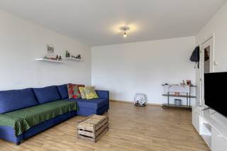 Het appartement met 2 slaapkamers te koop aangeboden is gunstig gelegen in de Bikschotelaan 214 in Borgerhout. Op slechts 5 minuten fietsen bevinden zich zowel het Boekenbergpark als Te Boelaarpark, en grootsteden zijn vlot bereikbaar.De indeling van dit lichtrijke appartement te koop aangeboden in Borgerhout is als volgt:- je neemt de lift naar het vijfde verdiep- inkom in de lichtrijke en ruime leefruimte- aparte keuken met berging- nachthal- 2 ruime slaapkamers met knap uitzicht- badkamer- wasruimteMomenteel is het appartement verhuurd.Ben jij geïnteresseerd in dit vastgoed te koop in Deurne? Aarzel dan niet om ons te contacteren. Het Dewaele vastgoedkantoor van Deurne aan de Turnhoutsebaan staat graag tot uw dienst. Had u graag een gratis schatting van uw eigendom? bel ons voor een vrijblijvend gesprek op 03/666.66.66 of mail naar deurne@dewaele.comStedenbouwkundige inlichtingen : in aanvraagEPC Bikschotelaan 214 Borgerhout: 186 kWh / (m²jaar) (B)