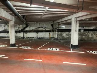 Res. Saint GeorgesEmplacement de parking facilement accessible au niveau -1, accessible depuis le rez-de-chaussée (sans rampe) à l'arrière.Cette...