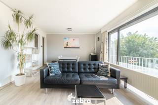 Dit instapklaar appartement met 3 slaapkamers bevindt zich in het centrum van Tielt. Verschillende winkels, scholen, horeca, sportgelegenheid, ... bevinden zich op wandel- en fietsafstand. Dankzij de nabijheid van diverse invalswegen geniet u tevens van een vlotte bereikbaarheid.<br /><br />Het appartement beschikt over een centrale inkomhal met toilet, een ruime woonkamer met heel veel lichtinval, een geïnstalleerde keuken met praktische bergruimte, een nachthal, 3 slaapkamers en een vernieuwde badkamer met voorziening voor wasmachine.<br /><br />Daarnaast beschikt dit eigendom ook over een gezellig terras en 2 extra privatieve bergingen (waarvan één in de gemeenschappelijke zolder van de residentie en één in de kelder)<br /><br />Verder geven wij graag nog mee dat er een mogelijkheid is om een ruime garage vlakbij het appartement aan te kopen voor €30.000.<br />Op heden is het appartement en de garage samen verhuurd voor een prijs van €768,46 per maand, wat het ook een interessante investeringsopportuniteit maakt.<br /><br />Bestuursmaatregelen in het maatregelenregister: nee<br /><br /><strong>Ook wild geworden van deze thuis?<br />Twijfel niet langer en leg vandaag nog uw bezoek vast!</strong>