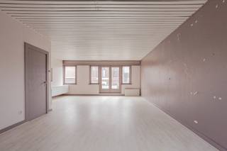 Gentstraat 361: Strategisch gelegen handelspand met ruim duplex appartement nabij centrum Oostakker.
Ligging: Mobiscore: 8,1/10
Centrale en goed bereikbare locatie met alle voorzieningen op wandelafstand: openbaar vervoer, supermarkten, scholen, winkels en meer.
Zeer vlotte verbinding met R4/E17/E40
Veel passage.
Indeling als volgt:
Handelspand gelijkvloers (103m²) : Lichtrijke handelsruimte met groot raampartij, ideaal voor visibiliteit. Achteraan bevindt zich een geïnstalleerde keuken, apart toilet, bureauruimte en een badkamer. Bovendien is er een aangenaam, verhard terras van 52 m².
Duplex appartement (143m²): Via een aparte inkomhal komt u terecht in het ruim appartement. Lichtrijke en zeer ruime leefruimte met toegang tot het gezellig terras, aparte geïnstalleerde keuken met toegang tot het gezellig terras, badkamer met ligbad. Op de tweede verdieping zijn er momenteel 2 slaapkamers, deze zijn gescheiden door een valse muur waardoor de indeling eenvoudig kan worden aangepast naar eigen wensen.
Appartement en handelsruimte hebben elk een eigen huisnummer en kunnen apart verhuurd worden.
Voor meer informatie kan u ons bereiken op 092678575 of +32 483 31 27 33