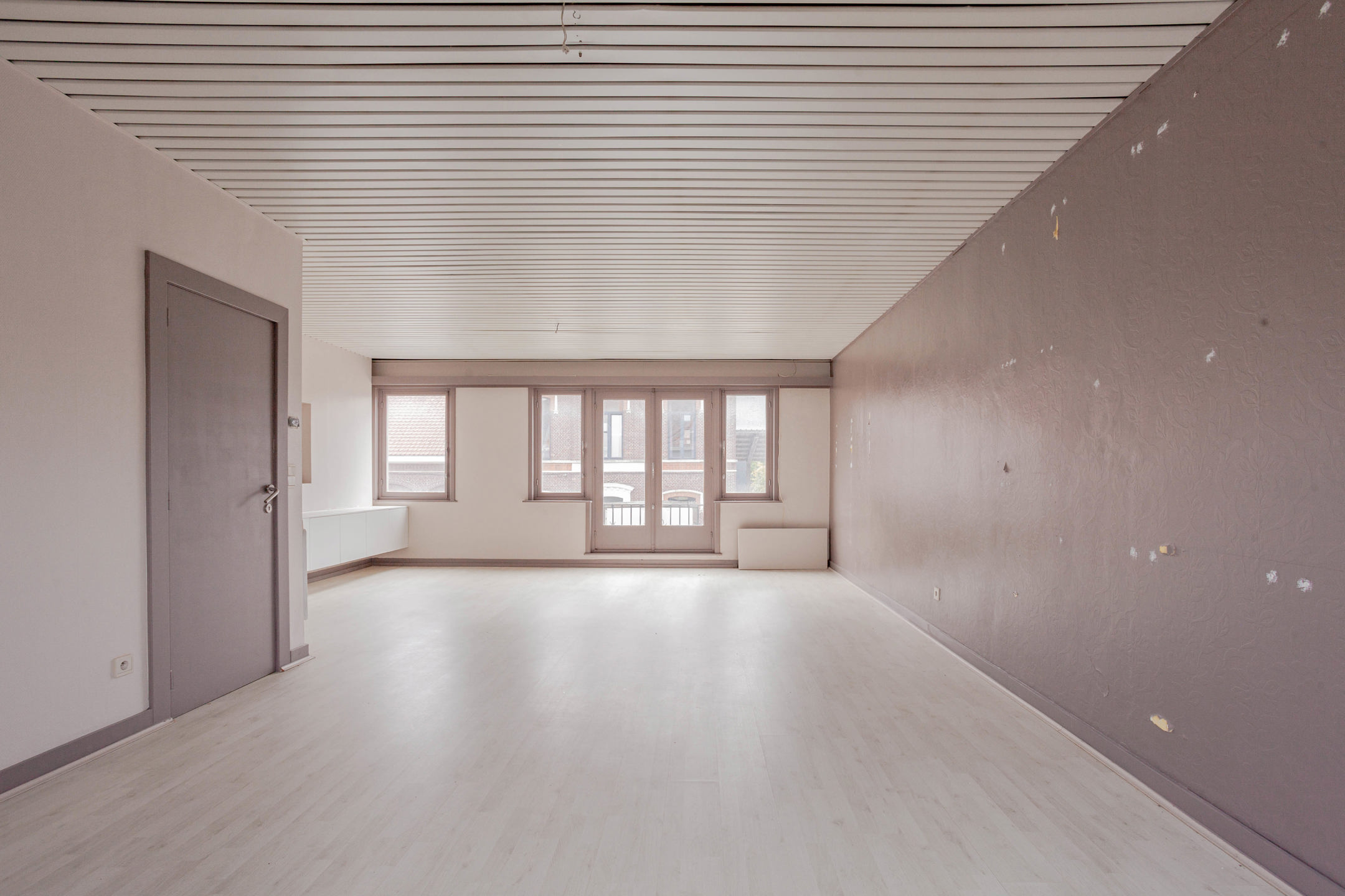 Ruim appartement met terras + handelsruimte met buitenruimte - foto 3