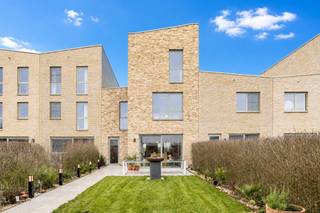 In het rustige en groene Suikerpark te Veurne bevindt zich deze moderne BEN-woning (bouwjaar 2021) met een bewoonbare oppervlakte van 215 m². De woning combineert energiezuinig wonen met hedendaags comfort en een uiterst gunstige ligging, op korte afstand van het centrum, station, winkels en scholen.<br /><br />Indeling gelijkvloers:<br />- inkomhal met apart toilet<br />- ruime leefruimte met open keuken<br />- berging met aansluiting wasmachine en inloopdouche<br /><br />Indeling eerste verdieping: <br />- ruime nachthal<br />- slaapkamer 1<br />- slaapkamer 2<br />- badkamer met ligbad, inloopdouche, toilet en wasmeubel<br /><br />Tweede verdieping:<br />- slaapkamer 3<br />- slaapkamer 4<br /><br />Buitenruimte &amp; parkeren:<br />De woning beschikt over een aangelegde tuin met terras, waar u in alle rust kan genieten. Achteraan het perceel bevinden zich twee carports met sectionale poort, bereikbaar via een aparte toegangsweg.<br /><br />Troeven:<br />- BEN woning<br />- Verkoop onder registratierechten<br />- Bewoonbare oppervlakte van 215 m²<br />- Vloerverwarming op elk verdiep<br />- 4 ruime slaapkamers<br />- 2 carports<br /><br />Bent u op zoek naar een instapklare woning nabij het centrum van Veurne? Aarzel niet ons te contacteren!<br /><br />Bestuursmaatregelen in het maatregelenregister: nee