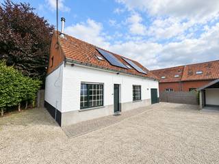 BEZOEKMOMENT VOLZET!<br />Deze vrijstaande woning werd recent gerenoveerd, ze is rustig gelegen nabij de wijk Don Bosco.<br />Indeling: knusse leefruimte, keuken (oven, spoelbak en dampkap), gelijkvloerse slaapkamer of hobbyruimte/bureel, gelijkvloerse badkamer (met inloopdouche), praktische wasplaats en een inpandige garage (die dienst doet als berging).<br />De verdieping herbergt nog 2 slaapkamers, een voutekamer en een grote zolderberging.<br />De buitenomgeving omvat de achtertuin en een carport.<br />Instapklare woning, gerenoveerd, met recente verwarmingsketel én zonnepanelen, dus energiezuinig.<br />Hier geniet je van rustig wonen op fietsafstand van centrum Torhout en vlakbij Don Bosco met school, winkels en ontspanning.