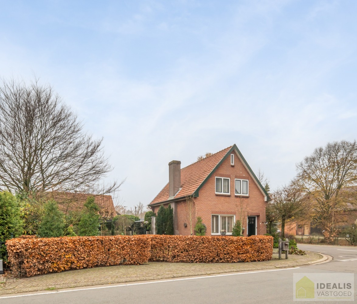 IDEALIS VASTGOED – Prachtige, stijlvolle woning met een aangename 123m² als bewoonbare oppervlakte. De woning omvat een lichtrijke ruime woonkamer voorzien van een pellet kachel en met een prachtige parketvloer dewelke overgaat in de keuken en 3 slaapkame - foto 2