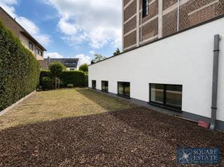 <p><span>Square Estate stelt u dit prachtige éénslaapkamerappartement voor, gelegen in een recente residentie te Wemmel.</span></p><p><span>Het appartement is als volgt ingedeeld: een inkomhal, een woonkamer met volledig uitgeruste open keuken, één slaapkamer, een badkamer, een berging, een apart toilet, een terras, een privatieve tuin, alsook een parkeerplaats en een kelder.</span></p><p><span>Wij bieden dit prachtige appartement te huur aan voor 1.150 per maand + 80 gemeenschappelijke kosten.</span></p><p><span>Voor meer informatie of om een bezoek in te plannen, kunt u contact met ons opnemen via 02/460.42.01 of via <span>ca@square-estate.be</span></span><span> </span></p>