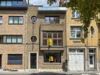 Deze unieke woning beschikt op het gelijkvloers over een inkomhal, een ruime woonkamer met eetplaats, een gezellige zithoek (ook ideaal als bureau...