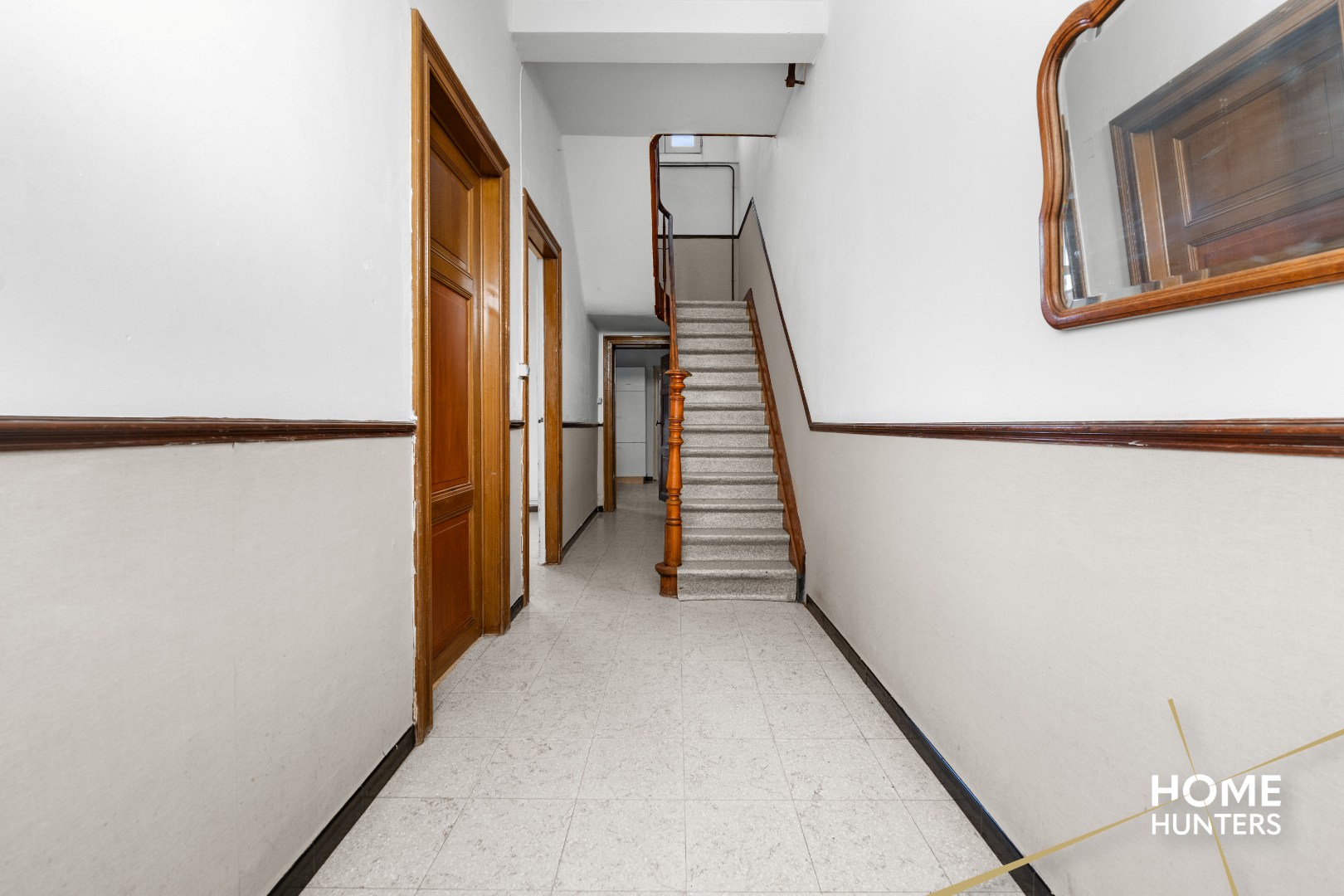 Op te frissen woning met 3 slaapkamers, ruime tuin en grote garage nabij centrum Ieper - foto 2