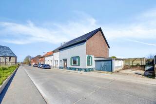 deze verder te renoveren woning in halfopen bebouwing bevindt zich in Breisem, een deelgemeente van Tienen. De woning biedt een gelijkvloers...