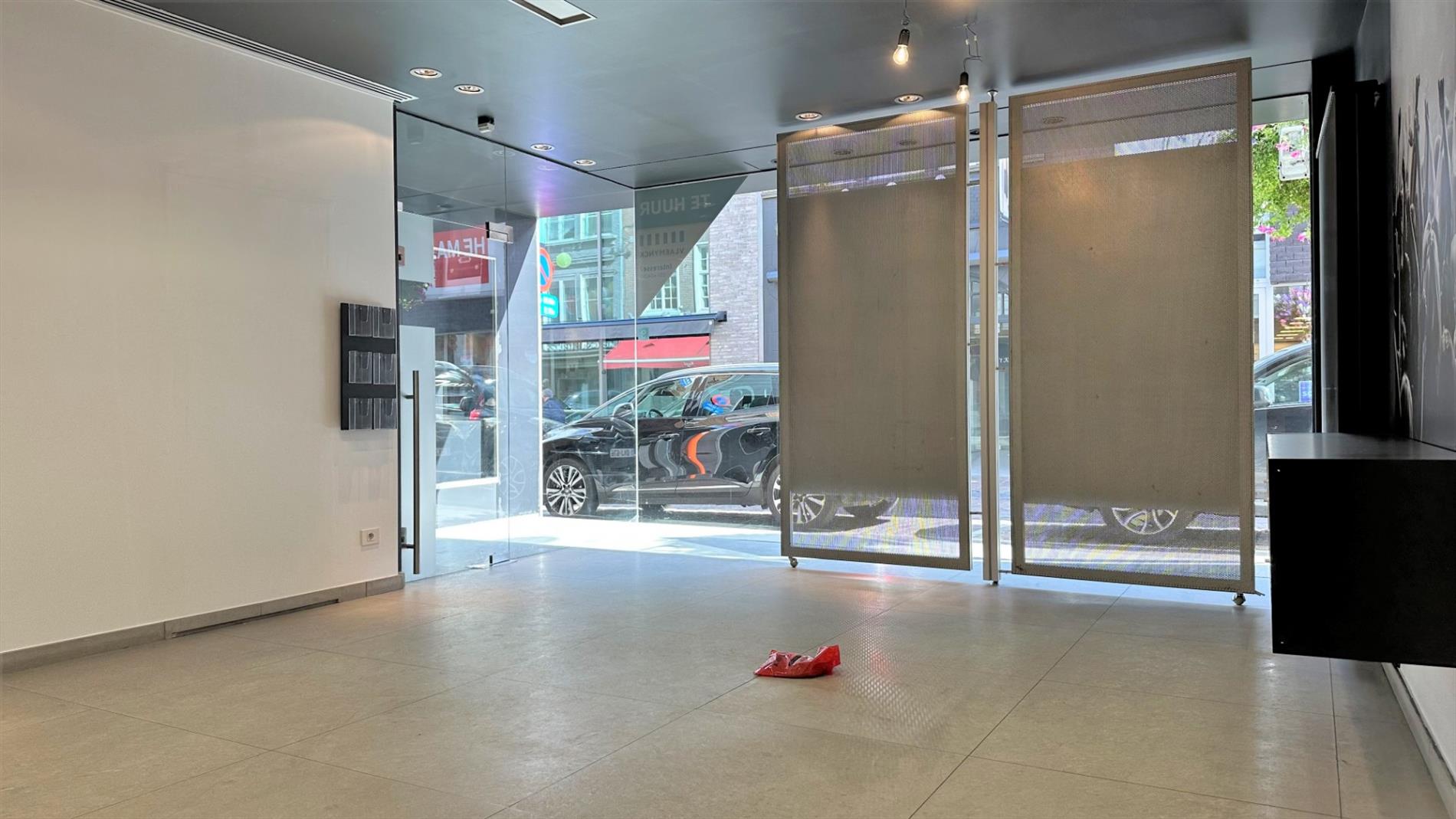 Unieke, instapklare winkelruimte op uiterst commerciële ligging in de Kortrijkstraat te Tielt! - foto 4