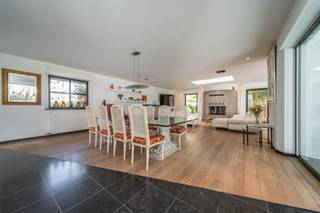 In een residentiële buurt te Sint-Idesbald (Koksijde), grenzend aan het natuurreservaat de Noordduinen vinden we deze prachtige villa te koop. De villa is gelegen op 2045m² en heeft een bewoonbare oppervlakte van maar liefst 615 m². Het gebruik van de meest hoogstaande afwerkingsmaterialen en het riante binnenzwembad garanderen in deze woning een gevoel van luxe en modern comfort. De woning werd in 1994 gebouwd en werd in 2009 grondig gerenoveerd. Het binnenzwembad werd in 2009 tevens volledig nieuw gebouwd.INDELING:> Gelijkvloers:- riante inkomhal in blauwsteen;- ruime leefruimte met open haard en bar. Vanuit deze leefruimte is er toegang tot het hypermoderne binnenzwembad (chloorvrij) voorzien van alle details (jet stream, domotica, lichthemel, ingebouwde anti-condens installatie, automatische gordijnen en zelfs een ingebouwd scherm met projector). Achterliggend is een infrarood-sauna met douche aanwezig;- volledig geïnstalleerde keuken met aanpalende berging en toegang tot de ruime garage;- bureauruimte met wasruimte;> Eerste verdieping:- master bedroom met en-suite badkamer voorzien van inloopdouche, dubbele lavabo met wasmeubel en tal van ingemaakte kasten en dressing. Aan de master bedroom grenst een aangenaam zonnig terras;- 2 slaapkamers;- badkamer met douche en lavabo met wasmeubel;> Ondergrondse verdieping:- bureauruimte; slaapkamer met douchekamer (met natuurlijk licht); geklimatiseerde wijnkelder; sportruimte; polyvalente ruimte; technisch lokaal;Verder beschikt de woning over een imposante oprijlaan die bereikt wordt via de automatische toegangspoort. De ruime tuin met volledig aangelegd terras is volledig zuid gericht en biedt een oase van rust. De villa is bovendien energiezuinig met een EPC van 131 kWh/ (m² jaar). De woning wordt verwarmd via een combinatie van 2 warmtepompen en mazoutketel. Er zijn bovendien 36 zonnepanelen aanwezig (geïnstalleerd in 2024).Interesse in deze villa te koop in Sint-Idesbald (Koksijde)? Ervaar zelf deze unieke woning en neem contact op met de dossierverantwoordelijke: Ellen Vandenbussche - 0474 49 47 89.