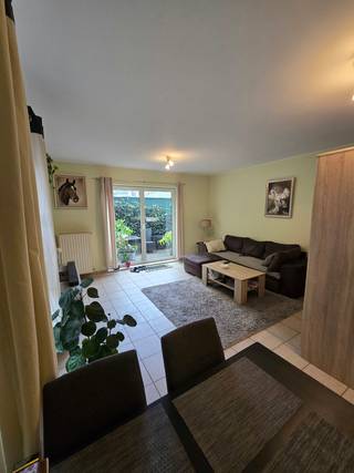 <p><strong>Gezellig gelijkvloers appartement te huur aan het centrum van Waregem.</strong></p>
<p> </p>
<p>Dit appartement bestaat uit een ruime woonkamer met plaats voor eettafel en zithoek.</p>
<p>Een volledig geïnstalleerde open keuken met oven, kookplaat, dampkap en koelkast.</p>
<p>Achteraan het appartement bevindt zich 1 slaapkamer, een badkamer met wastafel, toilet en douche en een aparte berging.</p>
<p>het appartement heeft ook een ruime terras.</p>
<p>Er is een staanplaats voorzien aan de voorkant van het appartement.</p>
<p> </p>
<p><strong>Troeven:</strong></p>
<p>Topligging in het centrum van Waregem,</p>
<p>Dichtbij winkels, supermarkten, bakkerij, slagerij, scholen, park baron casier. </p>
<p>Vlotte verbinding naar de E17</p>
<p>Privacy en Rust</p>
<p> </p>
<p><strong>Interesse in dit appartement? Aarzel niet om een afspraak te maken met ERA Bossuyt - 056/61.10.10.</strong></p>