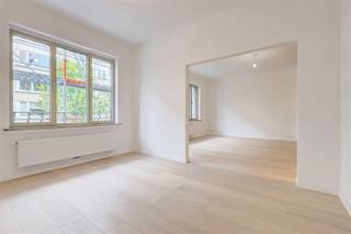 Vlakbij de Markgravewijk vinden we in de Lange Lozanastraat te Antwerpen dit nieuwbouw dakappartement te koop. Naar bereikbaarheid kan je...