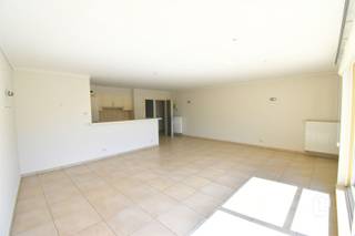 <p><span>Recent 2 slaapkamer appartement in centrum Nazareth.</span></p><p><span> </span></p><p><span>Dit pareltje is gelegen vlakbij de kerk van Nazareth.</span></p><p><span>Door zijn schitterende ligging is dit appartement ideaal voor een koppeltje, of een happy single! </span></p><p><span> </span></p><p><span>Via de inkomhal kom je binnen in de lichtrijke leefruimte met volledig geïnstalleerde open keuken. De open keuken geeft je toegang tot de handige berging. Via de leefruimte kom je op het heerlijke zonneterras met zicht op het dorp van Nazareth. </span></p><p><span>Dit appartement heeft twee slaapkamers, waarvan er eentje aansluitend een dressing heeft. De praktisch ingerichte badkamer is in het bezit van dubbele wastafel in meubel, een ligbad én inloopdouche. </span></p><p><span> </span></p><p><span>Een extra pluspunt is dat er een garage én autostaanplaats aanwezig is. Alsook zijn er 2 parkeerplaatsen met een gemeenschappelijke laadpaal (met batch via syndicus).</span></p><p><span>Het gebouw beschik ook over een lift.</span></p><p><span> </span></p><p><span>Beschikbaar: 01/07/2026</span></p><p><span>Provisie: € 75 /maand</span></p><p><span> </span></p><p><span>Pluspunten:</span></p><p><span>+     Energiezuinig appartement</span></p><p><span>+     Gelegen op dorpsplein</span></p><p><span>+     2 slaapkamers, waarvan 1 met dressing</span></p><p><span>+     Badkamer met douche en bad</span></p><p><span>+     Garage en parkeerplaats</span></p><p><span>+     Laadmogelijkheid op parking</span></p>