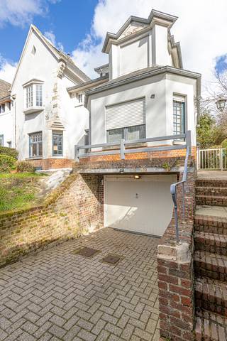 <p><strong>Maison de style cottage avec jardin, à deux pas du centre de Dilbeek</strong></p>
<p>Une majestueuse maison de style cottage anglo-normand, pleine de caractère, d'espace et idéalement situaté, à deux pas des écoles, commerces et du centre de Dilbeek, avec un accès facile à Bruxelles, le ring et l'E40.</p>
<p>La maison dégage une atmosphère chaleureuse et bénéficie d'un agencement réfléchi : hall d'entrée avec vestiaire et marbre, bureau séparé, salon avec poêle à pellets et parquet, cuisine semi-ouverte avec plan de travail en pierre bleue belge. Le séjour et la cuisine donnent sur la terrasse couverte avec pergola en chêne.</p>
<p>Trois chambres (14 m² - 13 m² - 10 m²), salle de bains avec baignoire et douche, WC séparé, et un étage mansardé aménagé en quatrième chambre ou salle de loisirs. Cave complète avec garage, buanderie et plusieurs caves spacieuses. Installations techniques déjà rénovées. Jardin clos et agréable avec abri de jardin pratique.</p>
<p>La maison nécessite une remise en état, mais la structure, le charme et l'emplacement sont déjà là.</p>
<p>Avantage particulier : reprise dans l'inventaire du patrimoine architectural protégé, ce qui confère à la maison une exemption de l'obligation de rénovation malgré le label F.</p>
<p>PEB 561 kWh/m²an label F Code 3708068 <br />Installation électrique conforme RGIE.</p>