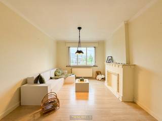 <br /><br />GERENOVEERDE VILLA met PRACHTIG OPEN ZICHT op GROEN. Deze STIJLVOLLE WONING werd de voorbije jaren KAWALITATIEF GERENOVEERD met oog voor COMFORT, ENERGIEZUINIGHEID en TIJDLOZE AFWERKING. Ze vormt vandaag een MODERNE GEZINSWONING met een uitzonderlijk gevoel van RUIMTE en LICHT. Dankzij haar DEGELIJKE STRUCTUUR en STRAKKE AANBOUW combineert ze KLASSIEKE CHARME met HEDENDAAGS WOONCOMFORT.<br />Via de inkomhall heeft u op het gelijkvloers toegang tot de ruime woonkamer, een polyvalente ruimte met mogelijkheden en een gastentoilet. Verder bevindt zich op deze verdieping een uitbouw met volledig ingerichte keuken en open zicht op de tuin. Op de 1ste verdieping bevinden zich 3 slaapkamers, een badkamer en een bureauruimte. Via deze ruimte heeft u op de 2de verdieping toegang tot de ruime zolder met talloze mogelijkheden. Daarnaast werd de woning volledig onderkelderd en voorzien van een inpandige garage. <br />Buitenshuis bevindt zich een aangename groene tuin met zonnig terras, waar u kan genieten van rust en natuur. <br /><br />Adres: Ninoofsesteenweg 581 te Ronse<br /><br />EPC: 227 kWh/m², G-score en P-score A, Geen renovatieverplichting van toepassing