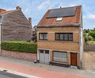 Deze ruime woning is uitstekend gelegen op perceel grond van circa 265m² in het centrum van Deinze en op slechts 250 meter van het station...