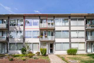 <p><span>Op de tweede verdieping van een verzorgd gebouw in de gezellige wijk Deuzeld vinden we dit praktisch ingedeelde appartement met garagebox.</span></p><p><br /></p><p>We komen binnen via de inkomhal die toegang geeft tot de lichtrijke en gezellige woonkamer. Aansluitend ligt de keuken, uitgerust met een elektrische kookplaat, oven, dampkap en dubbele spoelbak. Vanuit de keuken bereik je het eerste balkon. Het appartement beschikt over twee slaapkamers (ca. 15 m² &amp;amp; 7 m²). Vanuit de kleinere slaapkamer heb je toegang tot een tweede balkon aan de achterzijde. Daarnaast is er nog een derde kamer (ca. 9 m²) met lichtkoepel, ideaal als derde slaapkamer, bureau of dressing.</p><p>De badkamer werd in 2019 volledig vernieuwd en voorzien van een ruime inloopdouche, een hangtoilet en een modern wastafelmeubel. In datzelfde jaar werd ook de cv-ketel van <strong>Vaillant</strong> vernieuwd.</p><p><br /></p><p>Extra troef: achter het gebouw bevindt zich een <strong>garagebox</strong>, inbegrepen in de prijs – een absolute meerwaarde in deze buurt!</p><p>Het appartement heeft momenteel een EPC-label <strong>E</strong>, waardoor de renovatieverplichting van toepassing is. Na de vernieuwing van het platte dak wordt dit echter meteen een label <strong>B</strong>. Met bijkomende gevelisolatie is zelfs label <strong>A</strong> haalbaar, wat dit appartement bijzonder interessant maakt als woonst én als investering.</p>