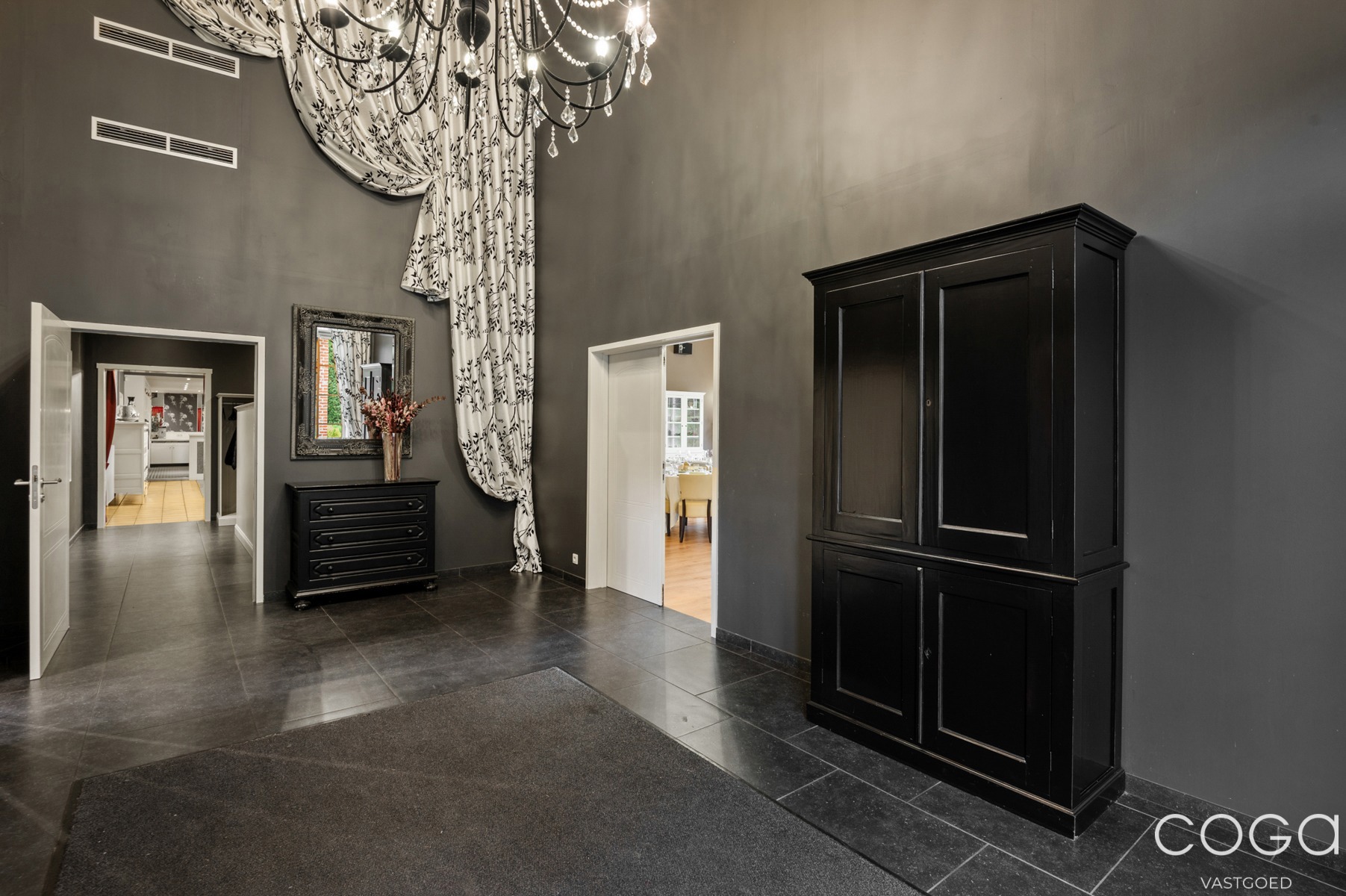 Verzorgd feestzalencomplex met parking en woonst op 5.851m². - foto 5