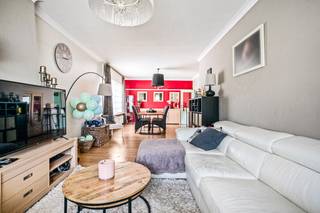 Op een uitstekende locatie in Londerzeel bevindt zich deze ruime woning met maar liefst vier slaapkamers. Gelegen in een rustige straat geniet u hier van een aangename woonomgeving, terwijl het centrum met winkels, scholen en openbaar vervoer zich op korte afstand bevindt.<br /><br />Via de inkomhal betreden we de woning. De lichtrijke leefruimte biedt voldoende plaats voor een gezellige zithoek en een aparte eetkamer en sluit naadloos aan op de ingerichte keuken. Op het gelijkvloers bevinden zich daarnaast een badkamer met lavabo en douchebad, een ruime wasplaats/berging, een apart toilet en diverse praktische bergruimtes. De nachthal op de eerste verdieping geeft toegang tot drie volwaardige slaapkamers. Buiten geniet u van een onderhoudsvriendelijke, zuidoost georiënteerde tuin met terras, waar u in alle rust en privacy van het mooie weer kunt genieten. Bovendien beschikt de woning over twee garages, die niet alleen plaats bieden aan uw wagen(s), maar ook tal van extra opbergmogelijkheden creëren.<br /><br />U bent verplicht om deze woning binnen de 6 jaar na aankoop grondig energetisch te renoveren tot minimum EPC-label D. <br /><br />Dit is een goede opportuniteit als u op zoek bent naar een ruime woning met potentieel op een rustige locatie te Londerzeel. Contacteer ons voor meer informatie op 0475 47 59 76 of neem een kijkje op www.boonstravastgoed.be. <br /><br />Bijzonderheden:<br />- 4 slaapkamers<br />- Uitstekende locatie<br />- 213 m² bewoonbaar