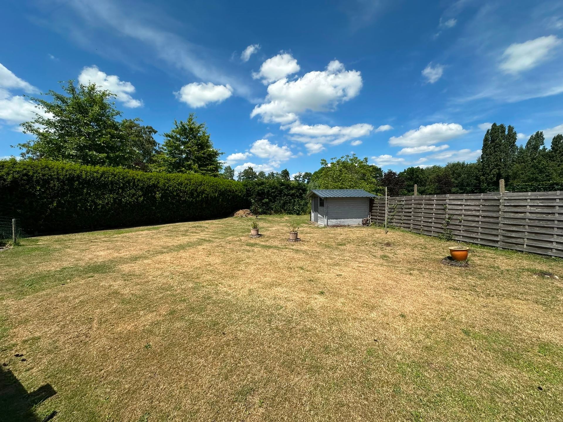 Ruime open bebouwing met 3 slaapkamers, garage en tuin. - foto 4