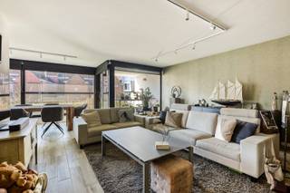 Ontdek dit prachtige 3-slaapkamerappartement in het recent gebouwde project Site Lesko.<br />Een unieke kans om te wonen in een hedendaagse, luxueuze en energiezuinige omgeving met oog voor comfort, design en privacy.<br /><br />Het appartement beschikt over een lichtrijke en ruime leefruimte met een moderne open keuken, afgewerkt met hoogwaardige materialen. De leefruimte-keuken biedt directe toegang tot een gezellig en overdekt terras.<br />De slaapkamers bieden rust en comfort, terwijl de stijlvolle badkamer is uitgerust met een inloopdouche, ligbad, lavabo en een 2de toilet. De 3de slaapkamer wordt op heden als bureel gebruikt.<br /><br />Dankzij de grote raampartijen geniet u van een aangename natuurlijke lichtinval en een open gevoel.<br />Het appartement is instapklaar, hoogwaardig afgewerkt en uitgerust met o.a.praktische maatkasten, blokdeuren, vloerverwarming en zonnepanelen.<br />Een ondergrondse parkeerplaats (30.000€) en extra berging (5.000€) kunnen optioneel samen met het appartement aangekocht worden.<br /><br />Aankoop onder registratierechten (2% onder voorwaarden).<br />Vlotte bereikbaarheid tot autosnelweg (E40-R4) en belangrijkste invalswegen. Nabij winkels, scholen en horeca.<br /><br />Wonen in Site Lesko staat garant voor stijl, rust en kwaliteit.<br />Interesse? Contacteer vandaag Sabrina bij Immo Bia voor meer informatie of een bezoek ter plaatse (info@immobia.be– 0470/03.31.39)<br />