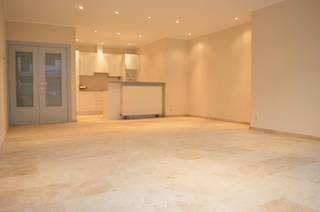 Ruim en lichtrijk 2 slaapkamer appartement pal in het centrum van Gullegem. Alle moderne voorzieningen aanwezig zoals CV op aardgas, dubbelglas, badkamer met douche, verzorgde open keuken en een heel ruime leefruimte. <br /><br />Een totaal oppervlak van 100m² met slaapkamers van 10 en 13m².<br /><br />Beschikbaarheid: 01/05/2026<br />Adres: Bissegemstraat 21, Gullegem<br />Huurprijs: 595 EUR/maand<br />Onze referentie: DEV4985