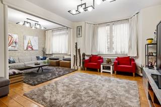 Ruim en volledig gerenoveerd appartement op een uitstekende ligging in Antwerpen. Bij het binnenkomen valt meteen de stijlvolle, lange inkomhal op...