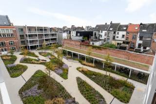 6% btw mogelijk (onder voorwaarden). <br /><br />Dit verzorgd afgewerkte appartement van 81 m² met een overdekt terras van 16,3 m² bevindt zich in De Lesselier , een hedendaags woonproject binnen het Academisch Kwartier in het centrum van Lier.<br /><br />De ligging in een groene en autoluwe omgeving combineert rust met een uitstekende bereikbaarheid van winkels, horeca en het stadscentrum.<br /><br />De lichtrijke leefruimte sluit naadloos aan op de open keuken en geeft rechtstreeks uit op het ruime terras, een volwaardige buitenruimte die het wooncomfort versterkt.<br />Het appartement beschikt over twee volwaardige slaapkamers, ideaal voor een koppel, een klein gezin of een thuiskantoor.<br />Verder omvat de indeling een kwalitatief ingerichte badkamer, een apart toilet en een praktische berging, wat zorgt voor een efficiënte en functionele woonorganisatie.<br /><br />De Lesselier verenigt hedendaagse architectuur met het karakter van een historische site en staat garant voor duurzaam, discreet en kwalitatief wonen in een levendige stadsomgeving waar alles binnen handbereik ligt.<br /><br /> Interesse? <br />Ontdek De Lesselier en contacteer ons via 03 337 50 70 of mail naar info@vbvastgoed.be .
