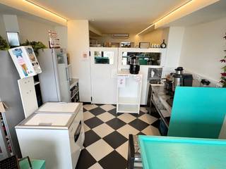 Espace commercial avec appartement sur la digueBien au rez-de-chaussée situé sur la digue avec espace commercial à l’avant et appartement à...