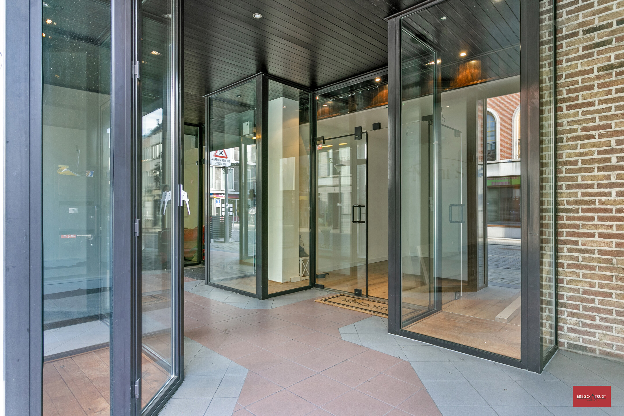 Twee naast elkaar gelegen handelspanden op de Bovenrij. - foto 2