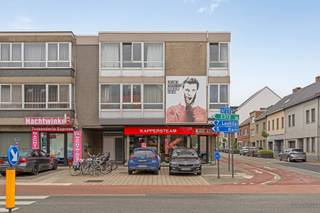 <strong>Appartement met 2 slaapkamers en garage te koop in Tessenderlo centrum</strong><br /><br />In het bruisende centrum van Tessenderlo vinden we dit leuke appartement. De centrale ligging biedt heel wat voordelen: winkels, supermarkten, scholen, horeca en openbaar vervoer bevinden zich op wandelafstand. De op- en afrit van de E313 bevindt zich op slechts enkele minuutjes rijden.<br /><br />Het appartement is gelegen op de tweede verdieping en is bereikbaar via de trap. Via de inkomhal komen we binnen in de lichtrijke leefruimte (26,32m²) voorzien van grote raampartijen. Aansluitend aan de leefruimte bevindt zich de keuken (10,95m²). De keuken is uitgerust met een kookvuur met dampkap en een oven.<br /><br />Via de inkomhal komen we binnen in de twee ruime slaapkamers (11,64m² en 13,32m²). Verder bevindt zich hier ook nog de badkamer en een apart gastentoilet. De badkamer werd ingericht met een grote inloopdouche en lavabo.<br /><br />De centrale verwarming gebeurt via radiatoren op aardgas (condenserende ketel). De ramen zijn voorzien van dubbele beglazing (aluminium profielen). De berekende energiescore bedraagt 324 kWh/(m²jaar) wat resulteert in een energielabel D.<br /><br />Spreekt dit leuke appartement jullie aan? Contacteer ons via info@bosmanvastgoed.be voor meer info of een bezoek ter plaatse. Wij helpen jullie graag verder!