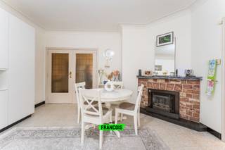 Nabij het centrum van Roeselare bevindt zich dit instapklaar appartement. Zo liggen scholen, openbaar vervoer, winkels, ... zich allen in de...