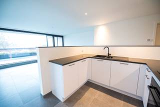 Dit zeer milieuvriendelijke BEN -appartement (E17 - peil, - 24 kwh / m² jaar !) werd afgewerkt met duurzame en luxueuze materialen. Het appartement is voorzien van alle comfort: keuken met inbouwtoestellen, vloerverwarming, wandverwarming, zonnepanelen en warmtepomp! <br />Indeling: ruime lichtrijke leefruimte met open keuken, voorzien van alle nodige comfort, aansluitende berging/wasplaats, nachthall met 2 slaapkamers, ruime badkamer en apart toilet. Zongericht terras met zonnewering en vliegenraam aanwezig! Carport en buitenberging aanwezig!<br />Algemene kosten inbegrepen in de huurprijs.<br />Oppervlakte appartement:112 m2 + 29 m2 terras!
