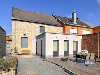 Op het gelijkvloers bevindt zich een inkomhal, een ruime en lichtrijke woonkamer met aansluitend een polyvalente ruimte die momenteel is ingericht...