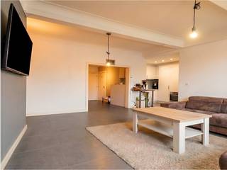 Dit prachtig lichtrijk appartement op de 2de verdieping biedt een uitzonderlijke woonervaring op een toplocatie, vlak aan de Rooseveltplaats, het Operaplein, de Meir en het Centraal Station. Alle belangrijke voorzieningen, winkels en openbaar vervoer bevinden zich letterlijk om de hoek.<br /><br />Bij binnenkomst word je verwelkomd in een ruime leefruimte met veel natuurlijk licht, dankzij de grote raampartijen. De open keuken is volledig geïnstalleerd en uitgerust met alle nodige toestellen zoals koelkast, kookplaat, afwasmachine en voldoende opbergruimte, ideaal voor wie houdt van comfort en functionaliteit.<br /><br />Het appartement beschikt over drie volwaardige slaapkamers (respectievelijk 10m², 11,5m² en 16m²): twee rustig gelegen aan de achterzijde en één aan de straatzijde. Daarnaast zijn er twee afzonderlijke badkamers, wat dit appartement perfect maakt voor gezinnen, koppels of co-housing. Verder werd de voorzijde van het gebouw volledig gezandstraald.<br /><br />Extra troeven:<br />Elektrische installatie conform het A.R.EI.<br />EPC label B<br />Asbestveilig<br />Veiligheidsdeur<br />Overal dubbele beglazing met PVC-profielen<br />Alle nutsvoorzieningen (water, gas en elektriciteit) zijn individueel<br />Zeer lage gemeenschappelijke kosten<br />Lift aanwezig in het gebouw<br /><br />Dit appartement combineert ruimte, licht en comfort met een absolute toplocatie in de stad. Een unieke kans voor wie centraal wil wonen zonder in te boeten aan leefkwaliteit.