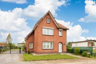 <p><strong>INSTAPKLARE, RUIME GEZINSWONING MET 3 SLAAPKAMERS OP EEN PERCEEL VAN 9A92CA TE HASSELT!<br /></strong><br />Gelegen aan de Wijerveldstraat 35 in Hasselt geniet deze charmante gezinswoning van een bijzonder gunstige ligging. De woning bevindt zich in een aangename woonomgeving op korte afstand van het centrum van Hasselt, waardoor winkels, scholen, openbaar vervoer, horeca en andere dagelijkse voorzieningen steeds binnen handbereik liggen. Dankzij de vlotte verbinding met belangrijke invalswegen en de nabijheid van diverse faciliteiten combineert deze locatie een uitstekende bereikbaarheid met comfortabel wonen in een rustige omgeving. Ook groenvoorzieningen en recreatiemogelijkheden bevinden zich in de nabije omgeving, wat deze woning extra aantrekkelijk maakt voor gezinnen, starters en investeerders.</p>
<p>Daarnaast is de woning gelegen op een ruim perceel van maar liefst 9 are 92 centiare, wat zorgt voor heel wat buitenruimte en mogelijkheden. Het perceel biedt voldoende ruimte om in alle rust te genieten van het buitenleven en vormt een absolute meerwaarde voor wie op zoek is naar extra tuin- of ontspanningsruimte.</p>
<p>De woning dateert oorspronkelijk van 1950 en is 139m2 groot (Bron: EPC), maar onderging in 2020 een grondige renovatie waarbij bijna alle belangrijke elementen werden vernieuwd. Zo werden onder andere de ramen, deuren, vloeren, keuken, badkamer, toiletten en de HR-gasketel vervangen, waardoor de woning vandaag een hedendaags wooncomfort biedt met behoud van haar charmante uitstraling. In 2026 werd bovendien verder geïnvesteerd in energiezuinigheid door de plaatsing van zonnepanelen en muurisolatie. Dit resulteert in een degelijk EPC label C. Daarnaast beschikt de woning over een conforme elektrische keuring, wat zorgt voor extra zekerheid bij aankoop.</p>
<p>Via de inkomhal bereikt u de gezellige leefruimte die aansluit op de vernieuwde keuken. Verder beschikt het gelijkvloers over een badkamer, een praktische wasplaats en een aangenaam binnenterras waar u in alle rust kan genieten van het buitenleven. Achteraan bevindt zich bovendien nog extra bergruimte, ideaal voor stockage, fietsen of tuinmateriaal.</p>
<p>Op de eerste verdieping bevinden zich drie volwaardige slaapkamers en een nachthal. Daarnaast beschikt de woning nog over een zolderverdieping die momenteel niet afgewerkt is, maar die tal van mogelijkheden biedt voor wie extra ruimte wenst te creëren of nood heeft aan bijkomende opslagruimte.</p>
<p>Kortom, een instapklare en energiezuinigere woning met drie slaapkamers, moderne renovaties, een ruim perceel en een uitstekende ligging nabij het centrum van Hasselt.<br /><br />Interesse om te komen kijken? Bel ons op 011 96 51 76 of mail ons op info@momentumvastgoed.be</p>