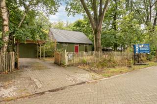Rustig wonen in het groene Rommersheide, waar permanente bewoning is toegestaan?<br /><br />Deze woning is zeer rustig gelegen in het achterste deel van Rommersheide in Brecht. Dagelijkse boodschappen, een speeltuin, sportschool (tennis- en petanqueclub) bevinden zich in de nabije omgeving. Een ideale ligging voor wie rustig en groen wil wonen, met voorzieningen binnen handbereik.<br /><br />De woning heeft een bewoonbare oppervlakte van 112 m². Op het gelijkvloers bevinden zich een gezellige leefruimte met open keuken, een handige berging en een badkamer met toilet. De open indeling zorgt voor een aangename leefomgeving. Op de verdieping zijn er 2 slaapkamers en een apart toilet. <br /><br />Buiten geniet u van een ruime, groene tuin met overdekt terras en veel privacy. <br /><br />Voor de wagen zijn er een garage, carport en een parkeerplaats op de oprit.<br /><br />Met een EPC-label C voldoet de woning aan een goede energieprestatie en is er GEEN renovatieverplichting van toepassing.<br /><br />Troeven: <br />- Permanente bewoning toegestaan<br />- Zeer rustige ligging in het achterste deel van Rommersheide<br />- Kindvriendelijke omgeving<br />- Maximale privacy <br />- Aangesloten op het gasnet <br />- Ruim perceel met veel groen<br />- Mooie tuin met overdekt terras<br />- Garage en carport