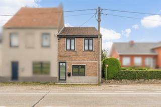 Instapklare en conforme woning met zonnige tuin op uitstekende ligging in Herent<br />Bent u op zoek naar een zorgeloze woning waar de belangrijkste technische investeringen reeds werden uitgevoerd? Dan is deze charmante gezinswoning met drie slaapkamers absoluut een bezoek waard.<br />Deze woning combineert een vlotte bereikbaarheid met een aangename leefomgeving en beschikt over een zonnige tuin waar u optimaal van het buitenleven kunt genieten.<br />Op technisch vlak scoort de woning bijzonder sterk. Zo beschikt ze over een conforme elektrische installatie, een gunstig EPC-label C, een recent vernieuwd dak, recente Schüco-ramen en een asbestvrij attest. Hierdoor bent u verzekerd van een woning die volledig voldoet aan de huidige normen en waarvoor geen onmiddellijke grote investeringen nodig zijn.<br />Daarnaast biedt de woning nog de mogelijkheid om bepaalde ruimtes naar eigen smaak en stijl verder te moderniseren. Zo creëert u moeiteloos een eigendom die volledig aansluit bij uw persoonlijke woonwensen.<br />Een uitstekende opportuniteit voor starters, gezinnen of investeerders die op zoek zijn naar een kwalitatieve woning met potentieel, een zonnige tuin en een strategische ligging. nabij Leuven, invalswegen, winkels en openbaar vervoer.<br />Plan eenvoudig uw bezoek via onze website voor een vlotte afspraak.<br />Voor meer informatie kunt u rechtstreeks contact opnemen met Philippe via 0470/308.563 of philippe@immojanstas.be.