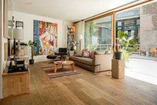 <p><span>In het hart van de Dansaertwijk ligt dit herenhuis uit 1860, volledig gerenoveerd in 2017, met 384 m² bewoonbare oppervlakte. Achter de bewaarde historische gevel schuilt een hedendaagse gezinswoning. Het gelijkvloers biedt een inkomhal, een bureau met eigen toegang – ideaal voor een vrij beroep –, een polyvalente ruimte van 30 m² en een garage voor 2 wagens (tandem) met laadpaal. Op de eerste verdieping: een open keuken met eiland en professionele uitrusting, een royale eetkamer en een lichtrijke leefruimte met open haard, verlengd door een zuidgericht terras van 41 m². Op de tweede verdieping: drie slaapkamers, een badkamer met bad en dubbele wastafel en een apart toilet. Op de derde verdieping: een ouderlijke suite met dressing op maat en badkamer met inloopdouche, een vijfde slaapkamer en een wasruimte. Eiken parket op alle verdiepingen en kelder van 45 m². 100% elektrisch: warmtepomp met vloerverwarming, 24 zonnepanelen met thuisbatterij en ventilatie met warmterecuperatie. EPC: C+. Elektriciteit conform. Op wandelafstand van Sint-Katelijne, de Beurs en het kanaal. Een zeldzaam adres waar geschiedenis en comfort samenkomen. Zeker te bezoeken.</span></p>