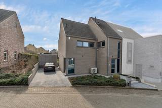 <p>Voor meer info of een bezoek, contacteer Lies op het nummer 02 884 23 25: Topo-Immo biedt u deze<strong> instapklare en moderne 3-geve</strong>l op een perceel van<strong> 2a94ca.</strong> Deze woning ligt in een rustige straat, maar toch nabij de E40.</p><p>Via de inkomhal met apart gastentoilet en vestiaire kom je in <strong>de lichtrijke woonkamer met open, volledig geïnstalleerde keuken</strong> en aansluitend <strong>de praktische bergruimte</strong>. Op de eerste verdieping bereik je via de nachthal<strong> twee comfortabele slaapkamers (11 m² en 15 m²)</strong> en <strong>een handige wasplaats</strong>. De tweede verdieping biedt <strong>een derde slaapkamer voorzien van wellnessgedeelte </strong>(douche en opgietsauna).</p><p>Buiten geniet je van<strong> een zuidgericht terras met overkapping en tuin, een verwarmd zwembad. De woning beschikt ook over een oprit</strong>. <strong>Kortom, de ideale gezinswoning met extra comfort!  EPC A - Zonnepanelen - Warmtepompboiler - Airco. </strong>Maatregelen opgenomen in het maatregelenregister: nee.</p>