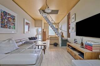 AANRADER!! Instapklare, gerenoveerde rijwoning met doorgang achteraan in de aanpalende straat.De woning is als volgt ingedeeld: een inkomhal, ruime...