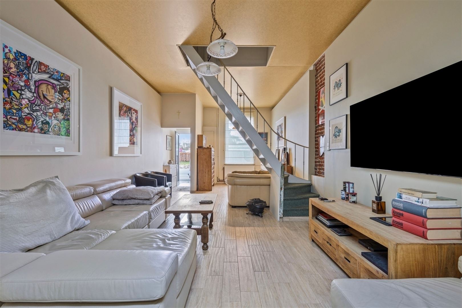 Gerenoveerde rijwoning met 3 slaapkamers en doorgang achteraan. - foto 2